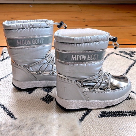 Moon Boot Original Jr. Girls’ Soft WP Metallic Silver Waterproof Snowboots - Picture 9 of 13